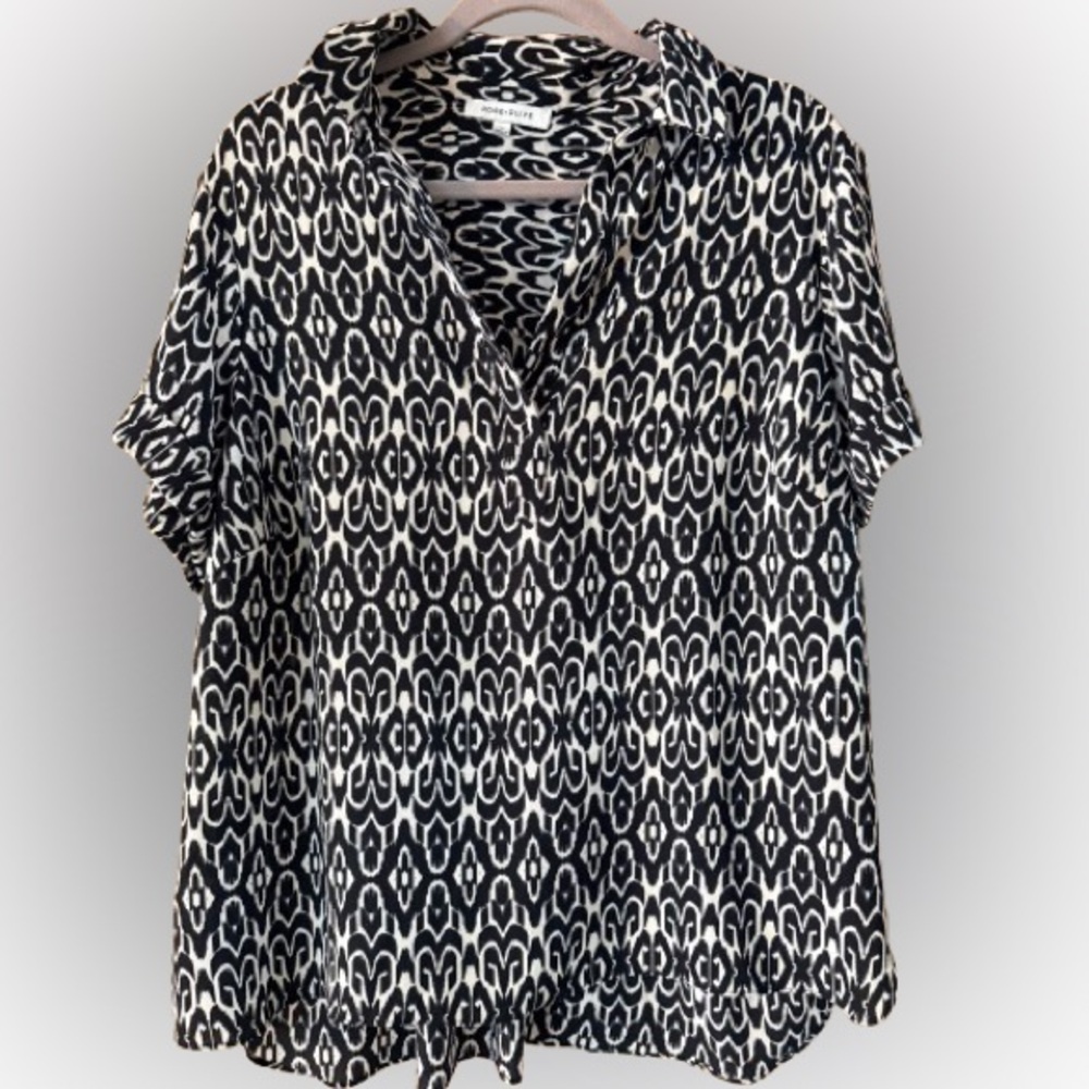 Rose & Olive Black & White abstract pattern short sleeve flowy blouse cool top